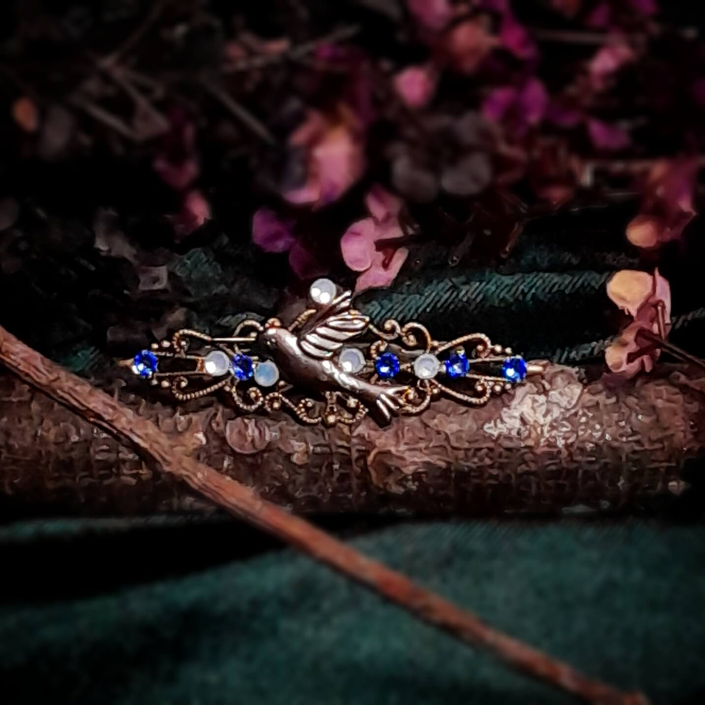 Small Hummingbird Blue Crystal Hairclip
